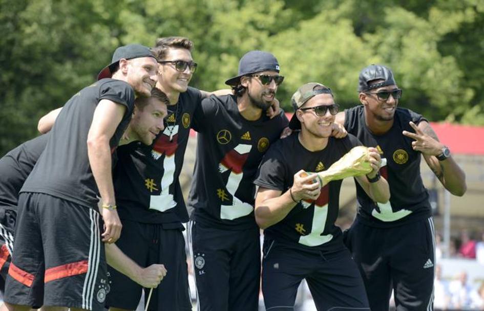 Foto con la Coppa:  Mustafi,  Mertesacker,  Ozil, Khedira,  Podolski e Boateng. Afp